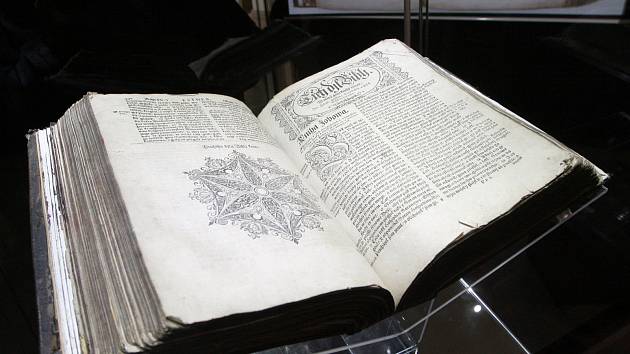 Ve výstavní síni Dietrichsteinského paláce Moravského zemského muzea na Zelném trhu v Brně je originál knihy rozevřen na začátku Knihy Jobovy. Další stránky si lze prohlédnout díky dvěma projekčním plátnům.