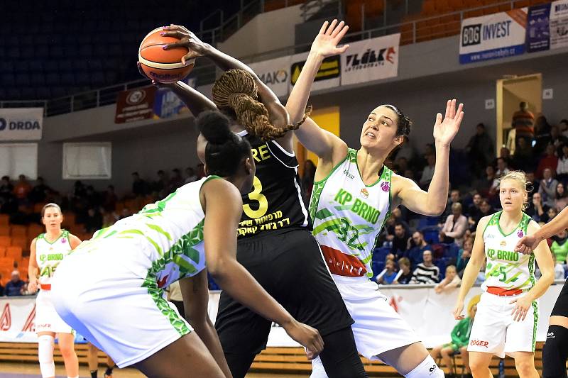 Basketbalistky KP Brno v bílém proti týmu Elitzur Ramla z Izraele