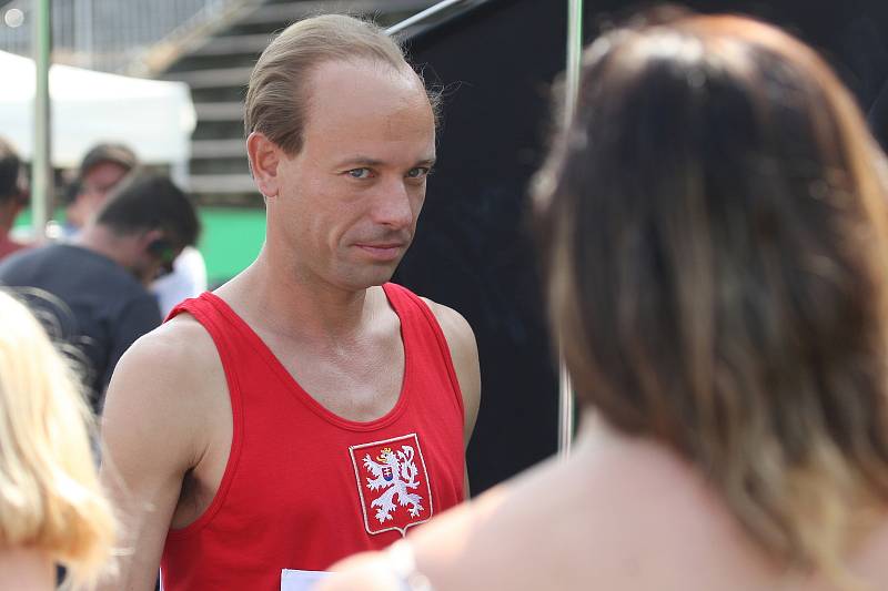 Natáčení filmu Zátopek na fotbalovém stadionu za Lužánkami.