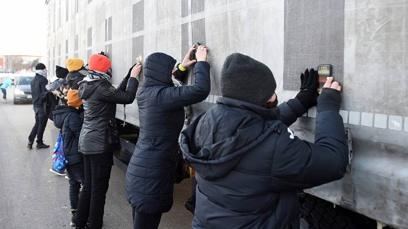 Protest aktivistů skupiny Brno Chicken Save v Modřicích proti zabíjení zvířat.