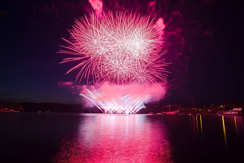 Úvodní i závěrečný ohňostroj letošní jubilejní pětadvacáté světové přehlídky uměleckých ohňostrojů nad brněnskou přehradou.