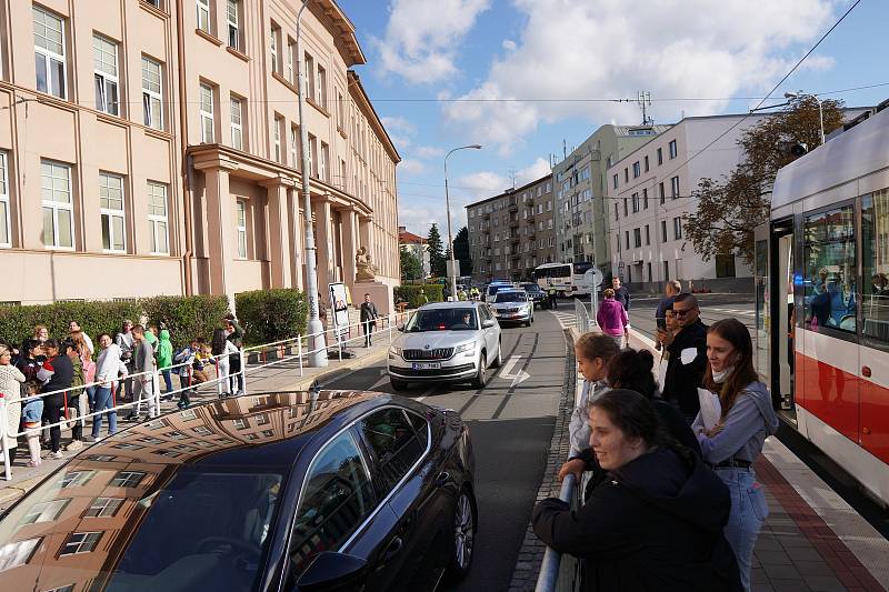 Prezident Miloš Zeman navštívil brněnskou Základní školu Merhautova 37. Školákům, jejich rodičům i kolemjdoucím zpestřil první zářijový den. Nekteré překvapil, že si vybral většinově romskou školu. Policisté ale neřešili žádné problémy.