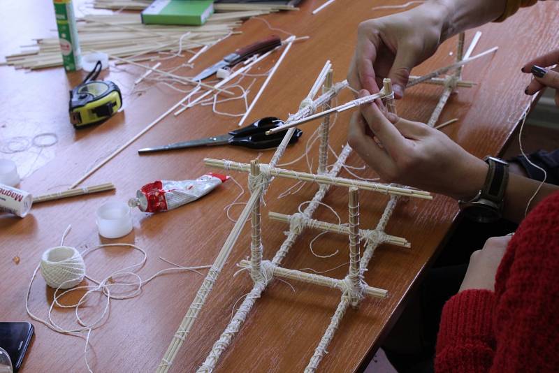 Studenti si vyzkoušeli své znalosti v praxi. Ředitel školy vyhlásil již čtvrtý ročník soutěže ve stavbě mostu ze špejlí.