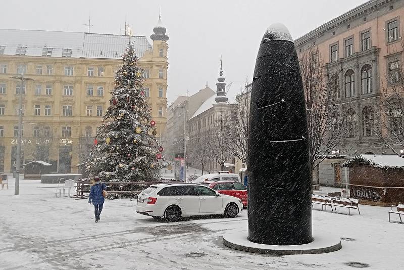 Centrum Brna zasypal sníh. Na snímku orloj a vánoční strom na náměstí Svobody.