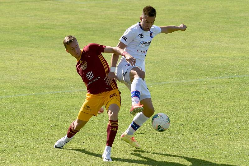 4.7.2020 - domácí SK Líšeň v bílém (Martin Zikl) proti FK Dukla Praha (Samuel Dancák)