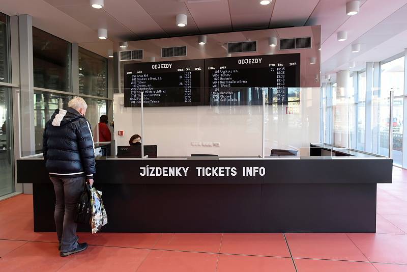 Opravené autobusové nádraží na Zvonařce.