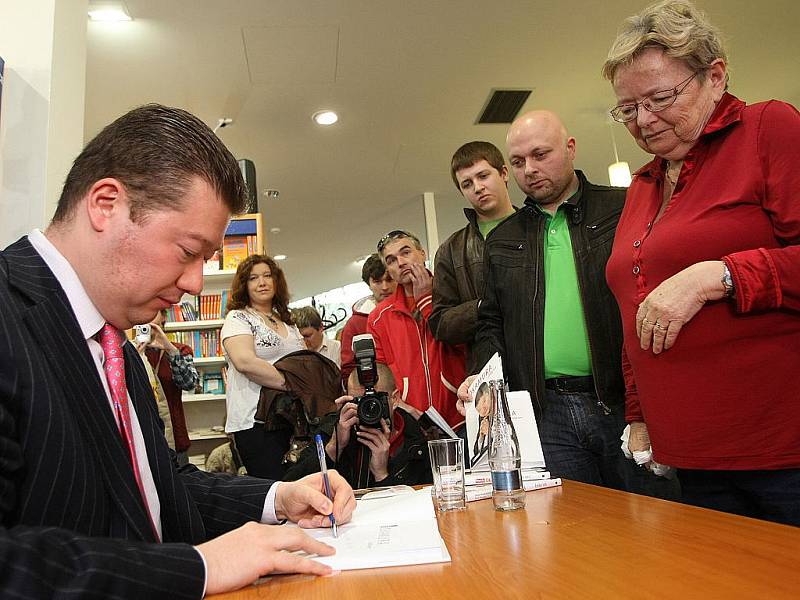 Brněnské knihkupectví Knihcentrum Caffé se v sobotu odpoledne zaplnilo příznivci podnikatele a mluvčího Asociace českých cestovních kanceláří a agentur Tomia Okamury. Zavítal tam totiž na autorské čtení ze své úspěšné knihy Český sen.