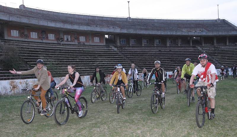 V šatech, obleku nebo teplácích vyrazilo ve čtvrtek v podvečer tisíc sto cyklistů z Moravského náměstí v Brně. Při Velké jarní cyklojízdě se vydali až na bývalý fotbalový stadion Za Lužánkami.