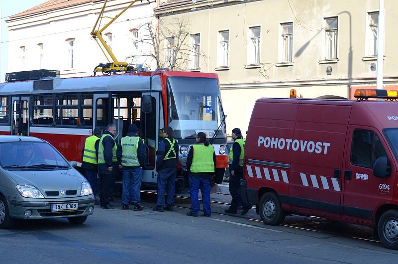  Obrnit trpělivostí se museli lidé, kteří v úterý kolem poledne cestovali v Brně tramvají od Semilassa k Moravskému náměstí. Provoz na kolejích se totiž na hodinu a čtvrt kvůli technické závadě na tramvaji zastavil a cestující museli čekat.