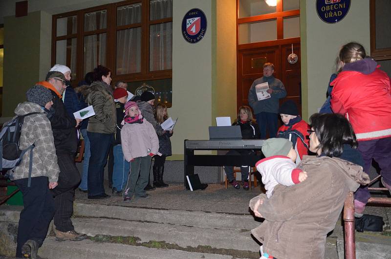 Téměř padesátka lidí se sešla na zpívání koled v Babicích u Rosic. "Jsme malá vesnička. Radost jsme měli hlavně z hojné účasti dětí. V příštím ročníku se pokusíme na koledy nalákat také více seniorů," uvedla jedna ze zpívajících Romana Lišková.