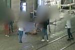 Skupina sedmi mladíků se v noci na sobotu pustila do dvacetiletého muže, který s třemi přáteli postával v centru Brna u hlavního nádraží.