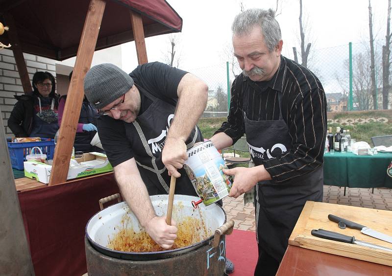 Hodina a deset minut stačila amatérským kuchařům, aby prodali všech sto padesát porcí kančího guláše, které v sobotu uvařili na Guláš festu v Lužánkách.