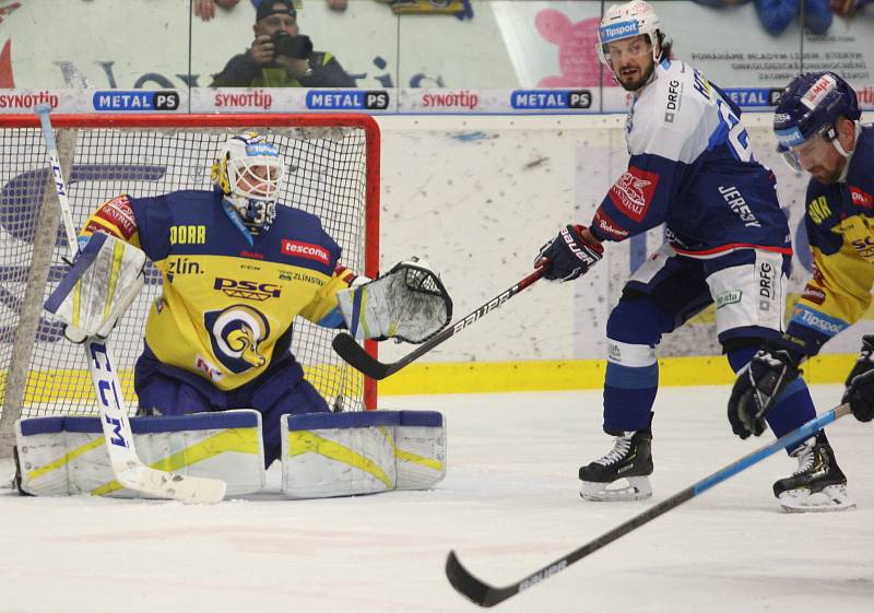 Extraligoví hokejisté Berani Zlín (ve žlutém) v 52. kole v pátek doma vyzvali mistrovskou Kometu Brno.