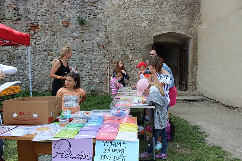 Na hradě Veveří v sobotu návštěvníci ochutnávali moravské uzené, guláš či opečené špekáčky na druhém ročníku festivalu Ochutnej Česko.