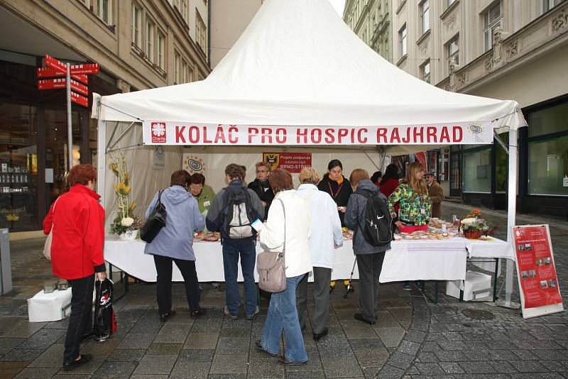 Koupit koláč a přispět tak na léky pacientů rajhradského hospice na Brněnsku mohli ve středu lidé na rohu Masarykovy a Panské ulice v Brně. 