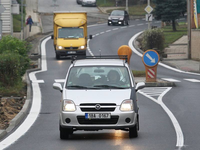 Řidiči, kteří projíždějí Kuřimí na Brněnsku, si od pátka konečně mohou oddechnout. Po třech měsících oprav se totiž otevřel průtah městem. Silnice je tak průjezdná o tři týdny dříve, než bylo původně v plánu.