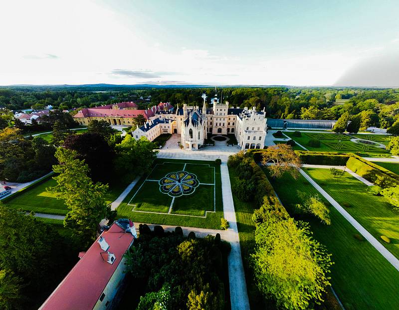 Zámek v Lednici, park i minaret vypadají kouzelně v každé roční i denní době. Západ slunce dodává oblíbeným panoramatům tajemný nádech.