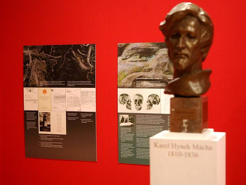 Výstava Moravského zemského muzea v Brně představuje dílo a život básníka Karla Hynka Máchy.