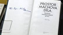 Výstava Moravského zemského muzea v Brně představuje dílo a život básníka Karla Hynka Máchy.