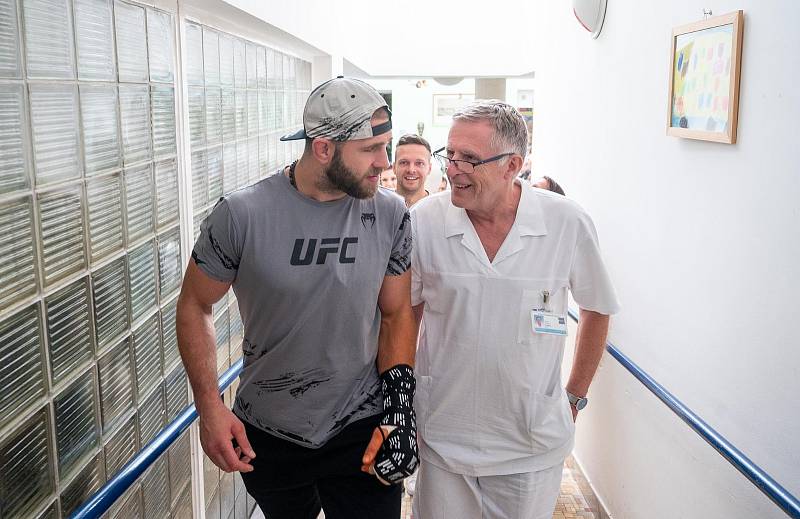 Za pacienty Dětské nemocnice v Brně zavítal šampion UFC Jiří Procházka a Gump - pes, který naučil lidi žít.