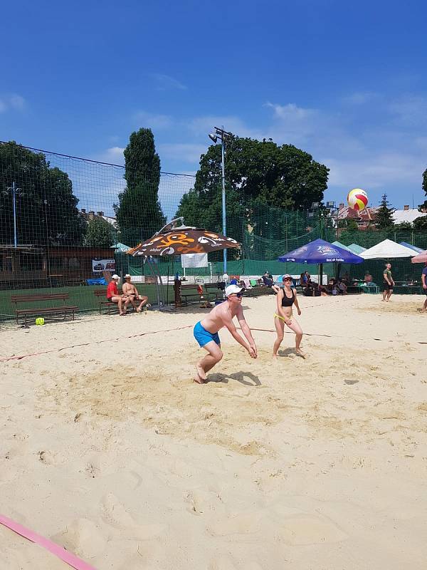 Už posedmé si přátelé beachvolejbalem připomněli sportovního redaktora Rovnosti Marka Těšíka.