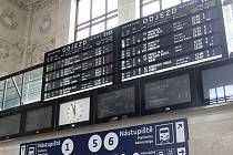 Informační systém brněnského vlakového nádraží prochází v poslední době modernizací. Lidé najdou na perónu, v hlavní hale i na nástupištích nové cedule, tradiční znělku Hvězdy jsou jak sedmikrásky nad Brnem nahradila univerzální.