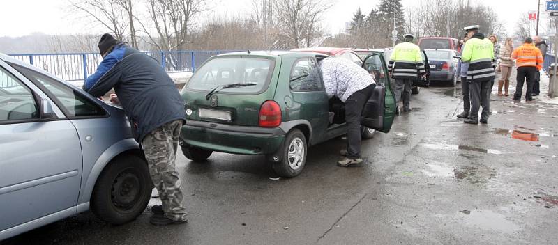 V jedné řadě do sebe na mostě přes řeku Svitavu narazilo šest aut. 