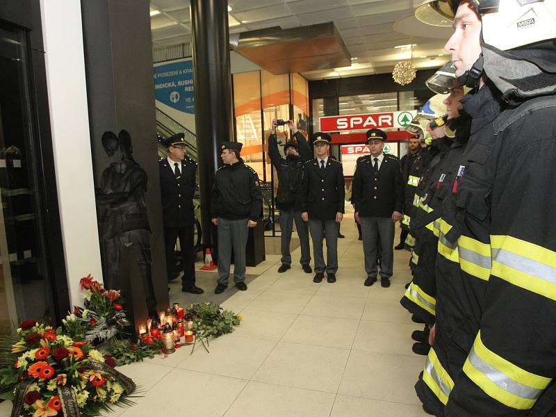 Příbuzní a kolegové uctili památku dvou hasičů, kteří před dvanácti lety zahynuli při požáru tehdejšího kasina u hlavního vlakového nádraží.