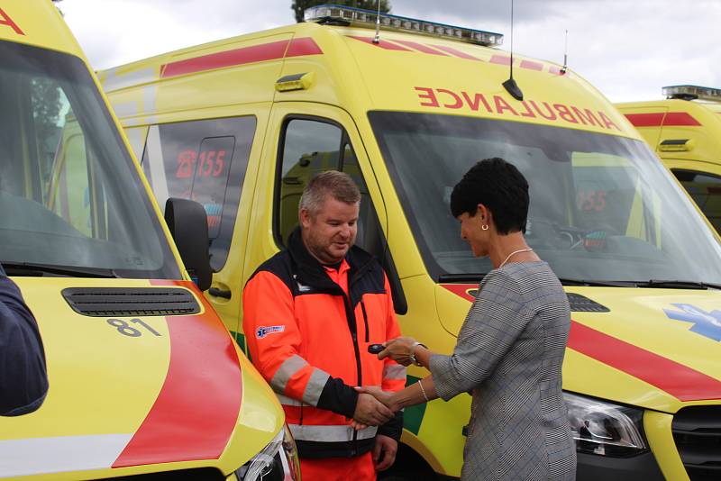 Devět sanitních vozů převzali záchranáři do svého autoparku.