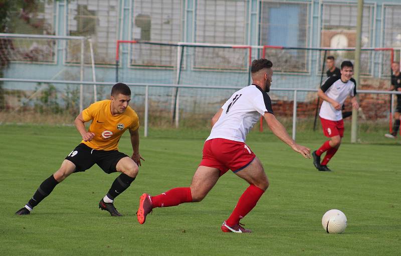 Fotbalisté Rosic (ve žlutém) porazili Frýdlant nad Ostravicí 5:1.