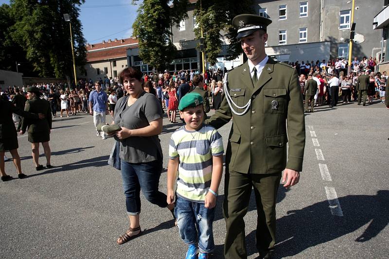 Kromě vyhlášení nejzdatnějších studentů a pasování nejlepšího studenta si diváci mohli prohlédnout i vojenskou techniku a zbraně nebo nové laboratoře univerzity. Nad návštěvníky při odpochodování absolventů dvakrát prolétly vrtulníky a bojová letadla.