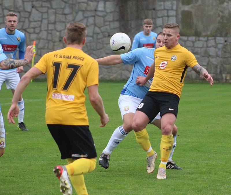 Fotbalisté Slovanu Rosice (ve žlutočerném) doma zdolali Hranice 3:0.