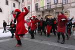 Svátek svatého Valentýna si skupina žen a mužů vybrala k protestu proti násilí na ženách. Přes dvacet jich na Moravském náměstí zatančilo společnou choreografii na píseň Break the Chain.