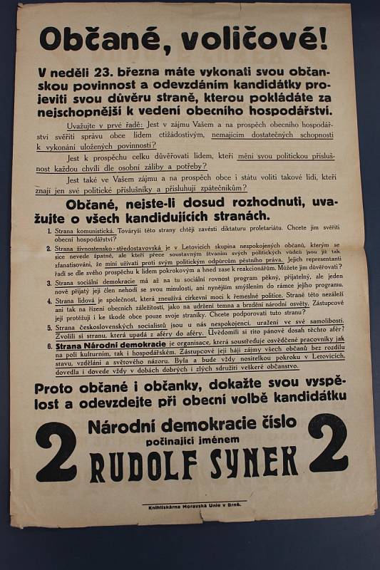 Z PRVNÍ REPUBLIKY. Technologie tiskáren v dvacátých a třicátých letech minulého století neumožňovaly používat příliš grafických prvků. Tehdejší politické letáky jsou typické množstvím textu a velkým písmem.