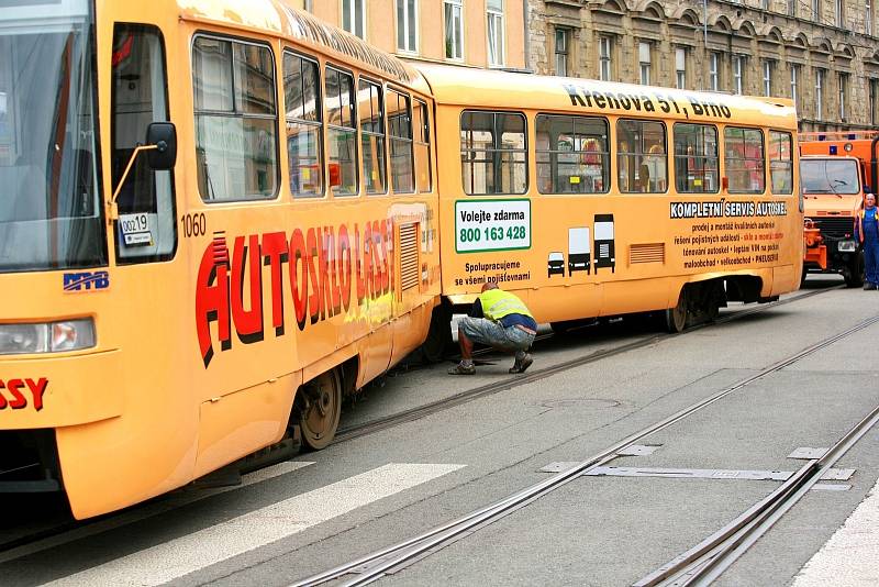 Tramvaj číslo 2 vykolejila na křižovatce Václavské a Křížové.