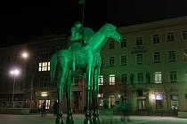 Socha Jošta na Moravském náměstí ve čtvrtek netradičně nasvícená na zeleno.