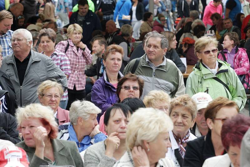  Náměstí míru v Židlochovicích na Brněnsku v sobotu zaplnily stovky lidí, kteří si nechtěli nechat ujít tradiční festival Meruňkobraní. 