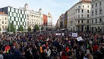 Demonstrace na náměstí Svobody v Brně. Lidé přišli vyjádřit nesouhlas s chováním a jednáním prezidenta Miloše Zemana i ministra financí Andreje Babiše.