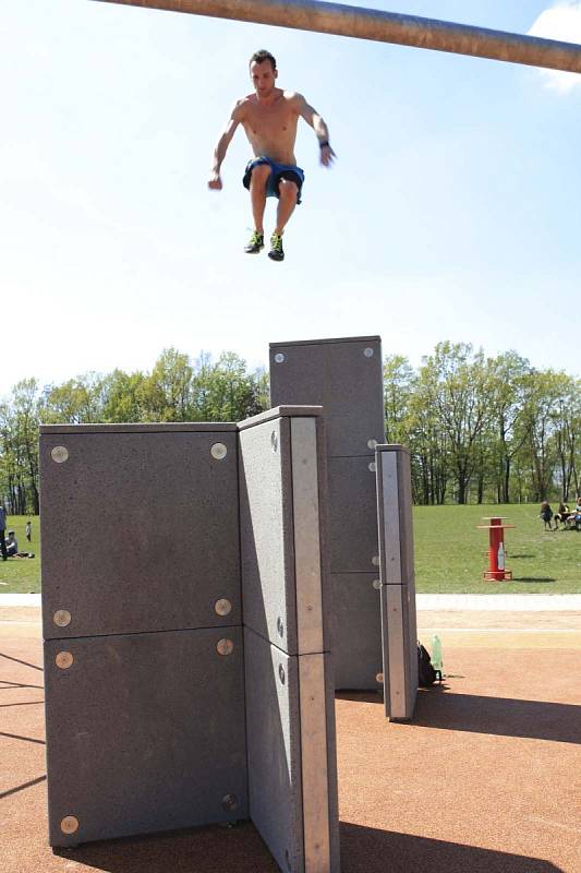 Areál plný parkourových a workoutových prvků a obrovské boulderové stěny v sobotu otevřeli lidé při akci Ohnivý Bzzzukot.