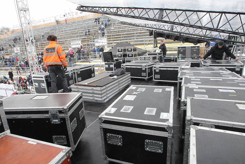 Stavba pódia pro koncert skupiny Kabát.