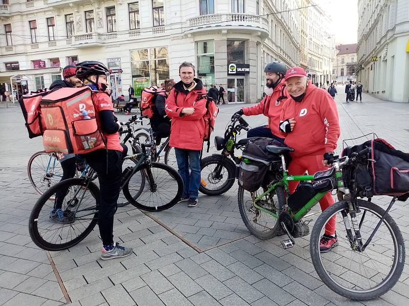 Josef Telecký rozváží v 75 letech na kole jídlo po Brně