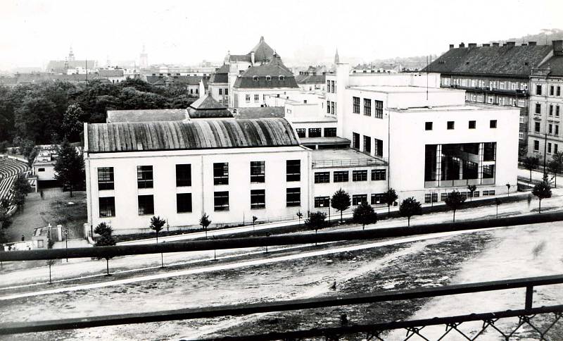 Sokolovna a společenské centrum Stadion má své kořeny v roce 1922. Budovu slavnostně otevřeli v roce 1929.