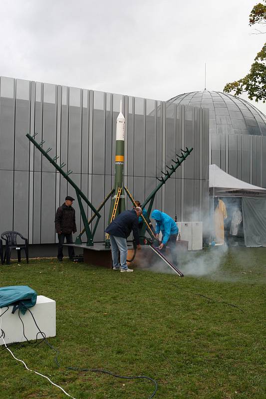 Na návštěvníky Noci vědců na brněnské hvězdárně čekala expozice velkých modelů kosmických lodí.