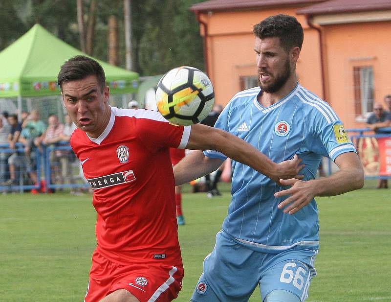 Zbrojovka se v přípravném zápase střetla se Slovanem Bratislava. Na snímku Zikl (Brno) a Bajrič (SL).