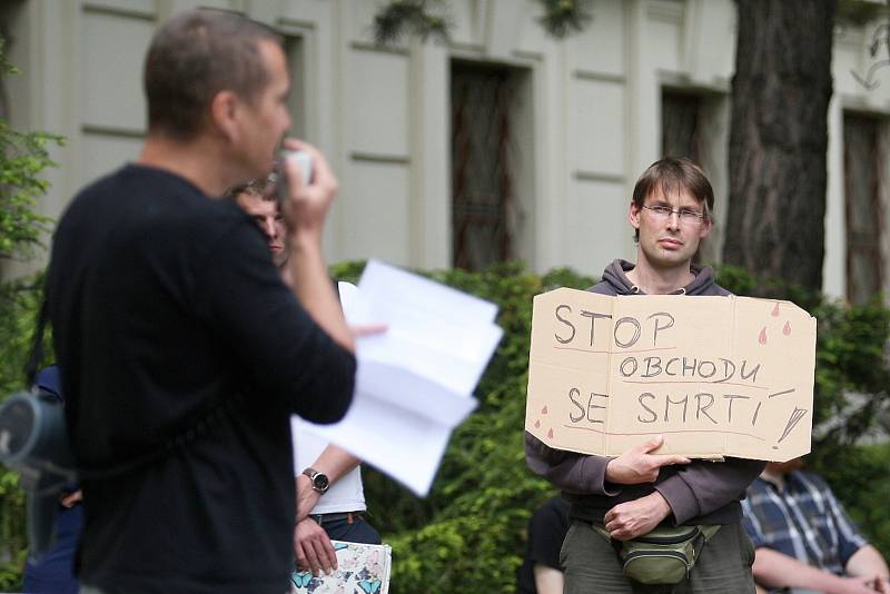 Demonstrace přibližně osmdesáti lidí proti přednášce lovkyně Michaely Fialové na Mendlově univerzitě. V protestech chtějí pokračovat, hovořili také o připravované petici a stížnosti, kterou chtějí adresovat ministerstvu školství.