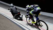 Trénink dráhových cyklistů Dukla Brno na velodromu.