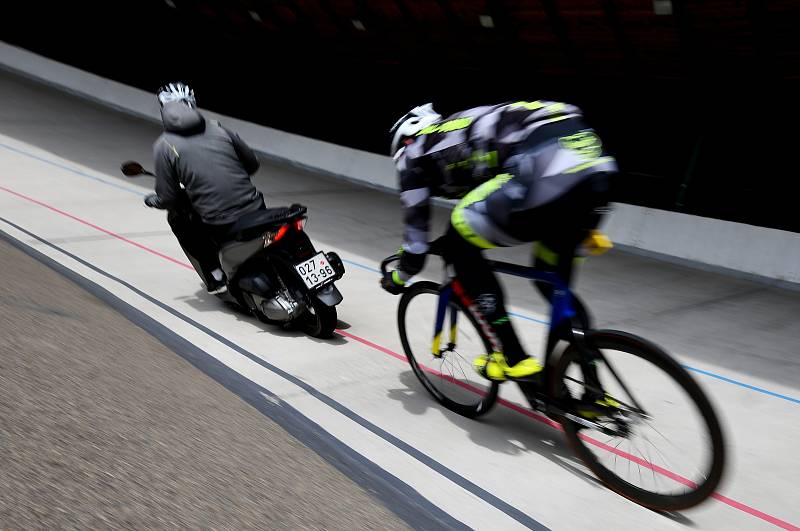 Trénink dráhových cyklistů Dukla Brno na velodromu.