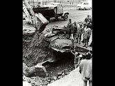 Voda z prasklého potrubí vymlela v Pekařské ulici dutinu pod nástupním ostrůvkem, což v roce 1976 způsobilo tragédii.