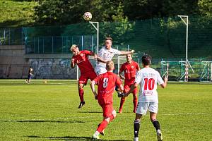 Fotbalisté Startu Brno (na snímku v bílých dresech) budou hájit vedení v divizi před Tatranem Bohunice (v červených dresech).