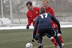 Zbrojovka (v červeném zleva Tomáš Frejlach a Rostislav Šamánek) prohrála úvodní zápas Tipsport ligy s Jihlavou 0:4.